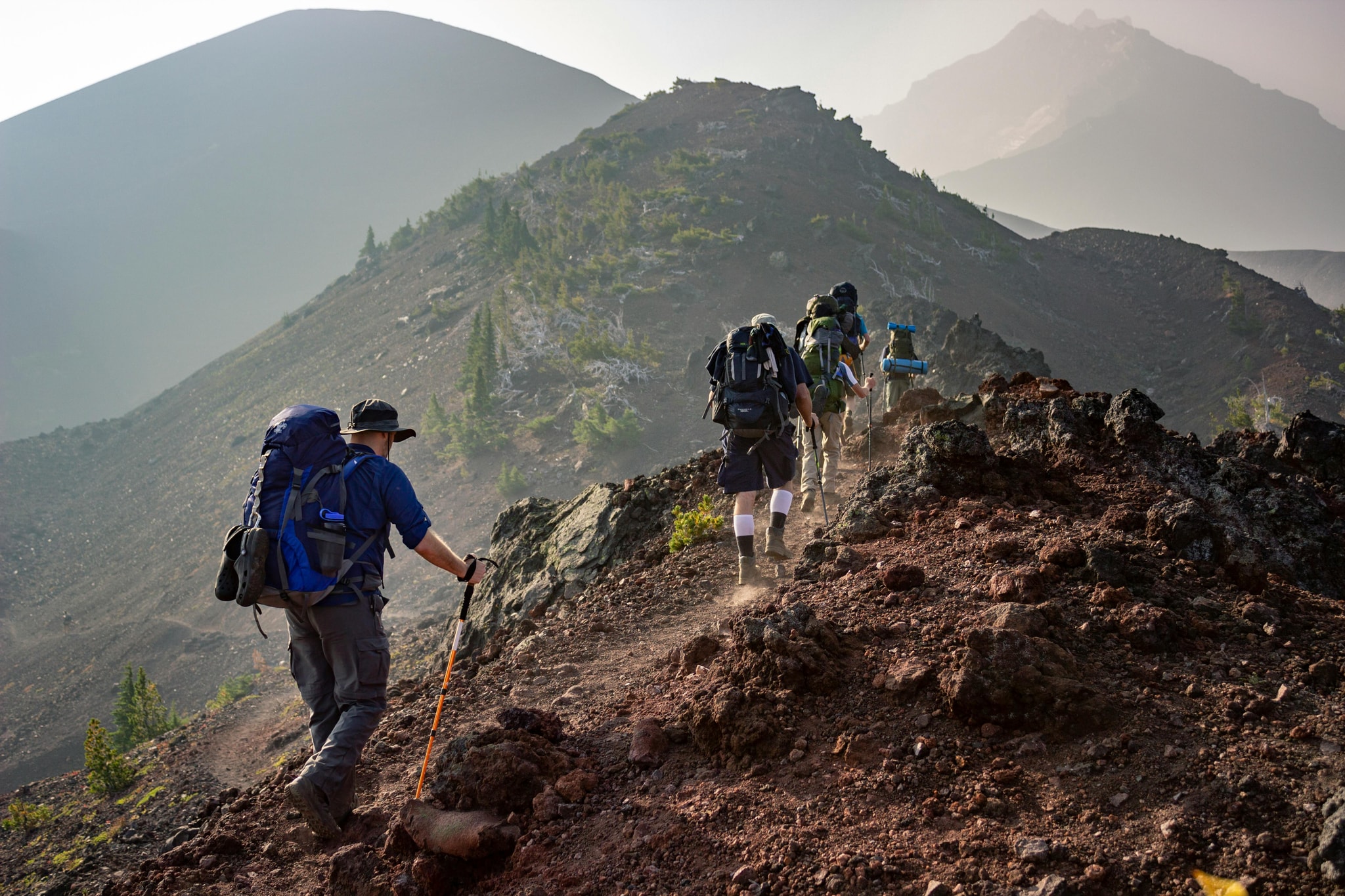 Grupo de peregrinos caminando por el Camino de Santiago